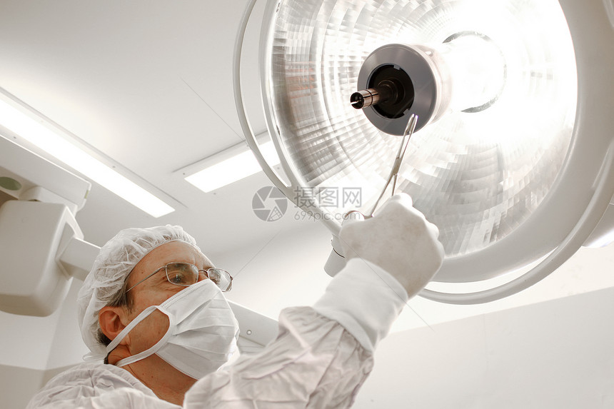 手术室外科医生剪刀房间面具手套反光板手术医疗医院图片