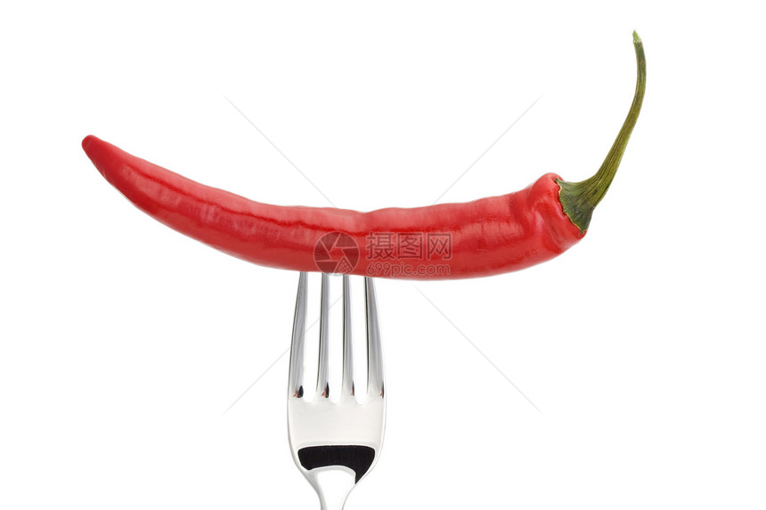 白色背景上孤立的叉子上的红胡椒蔬菜刀具辣椒味道美食饮食香料食物烹饪红辣椒图片