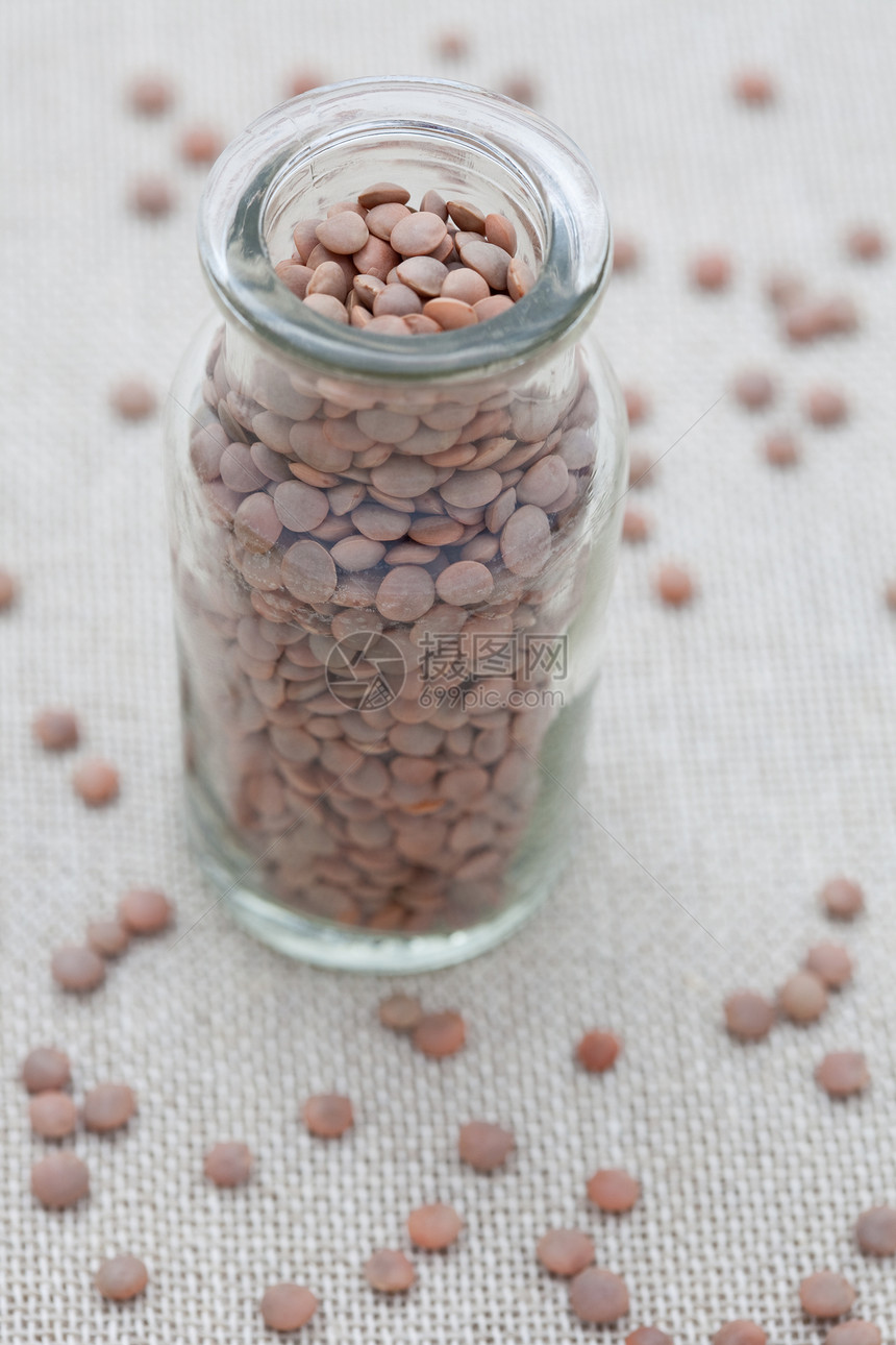一个小玻璃罐中的棕扁豆图片