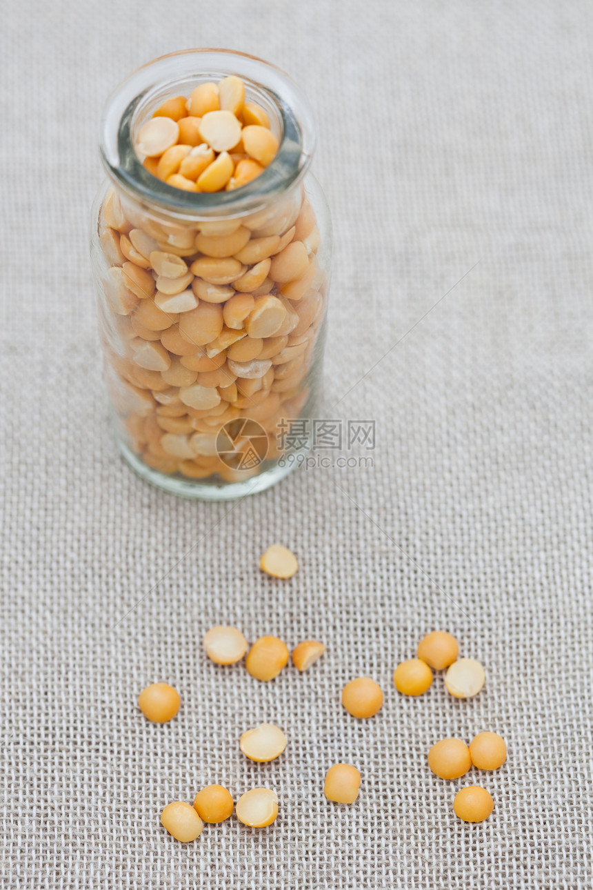 玻璃罐中黄色分裂扁豆营养蔬菜玻璃麻布饮食材料生物美食图片