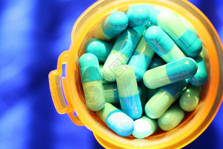 蓝底药物 药丸和药丸胶囊处方小瓶管子蓝色药片医疗背景图片
