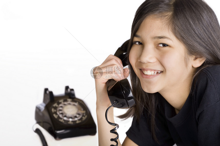 年轻女孩在用旧式电话说话图片