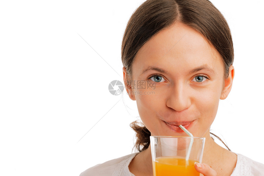 紧贴着一个美丽的年轻女子 用稻草喝果汁图片