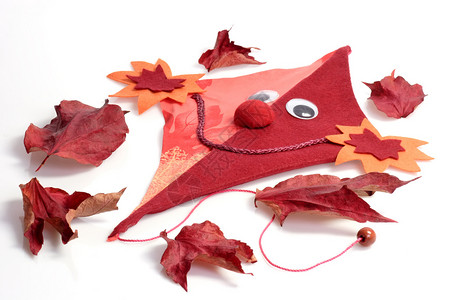 制作风筝秋季装饰红色树叶风筝工艺品季节微笑毛毡背景