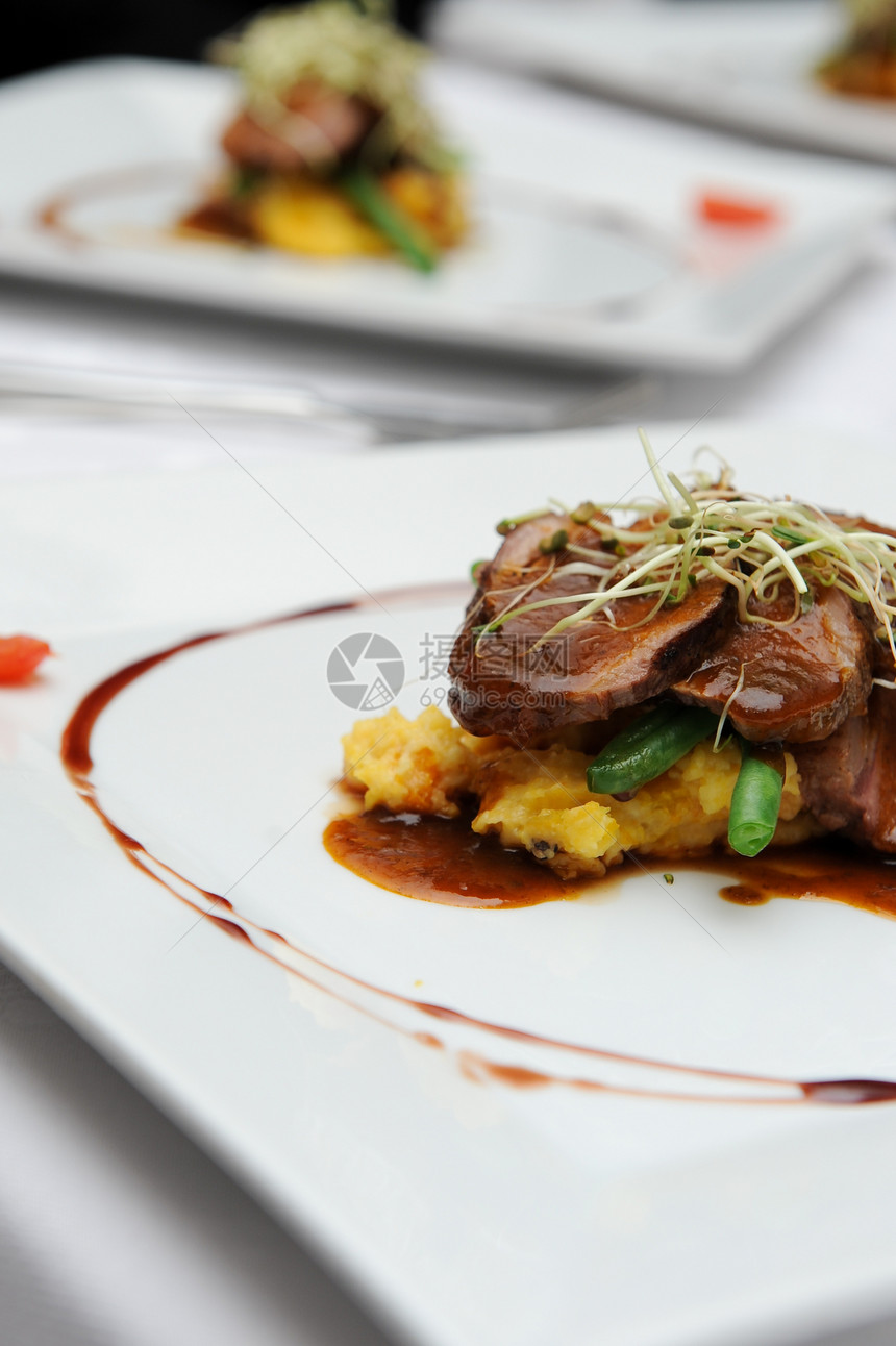 烤羊肉羊肉午餐课程食物白色美食炙烤餐厅盘子文化图片