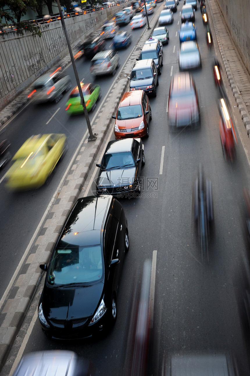 城市生活运动头灯刹车灯交通运输自行车汽车摩托车街道高峰图片