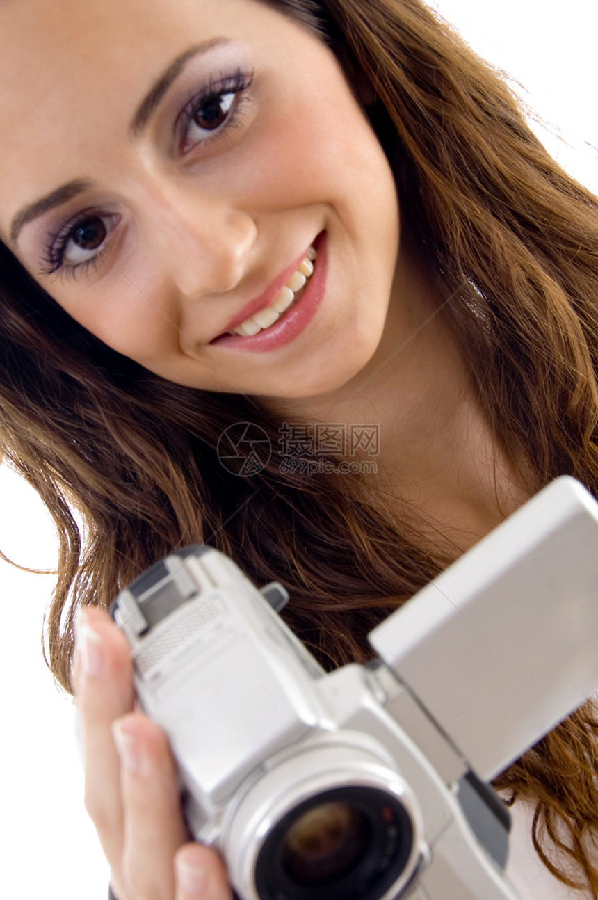 年轻女性手持便装摄像头和看照相机图片