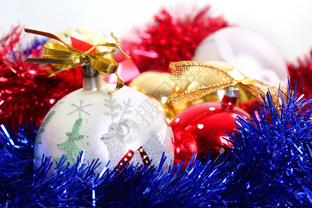 圣诞节装饰品庆典白色蓝色装潢金属红色背景图片