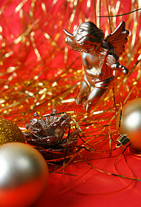 圣诞节装饰品庆典装潢红色白色金属蓝色背景图片