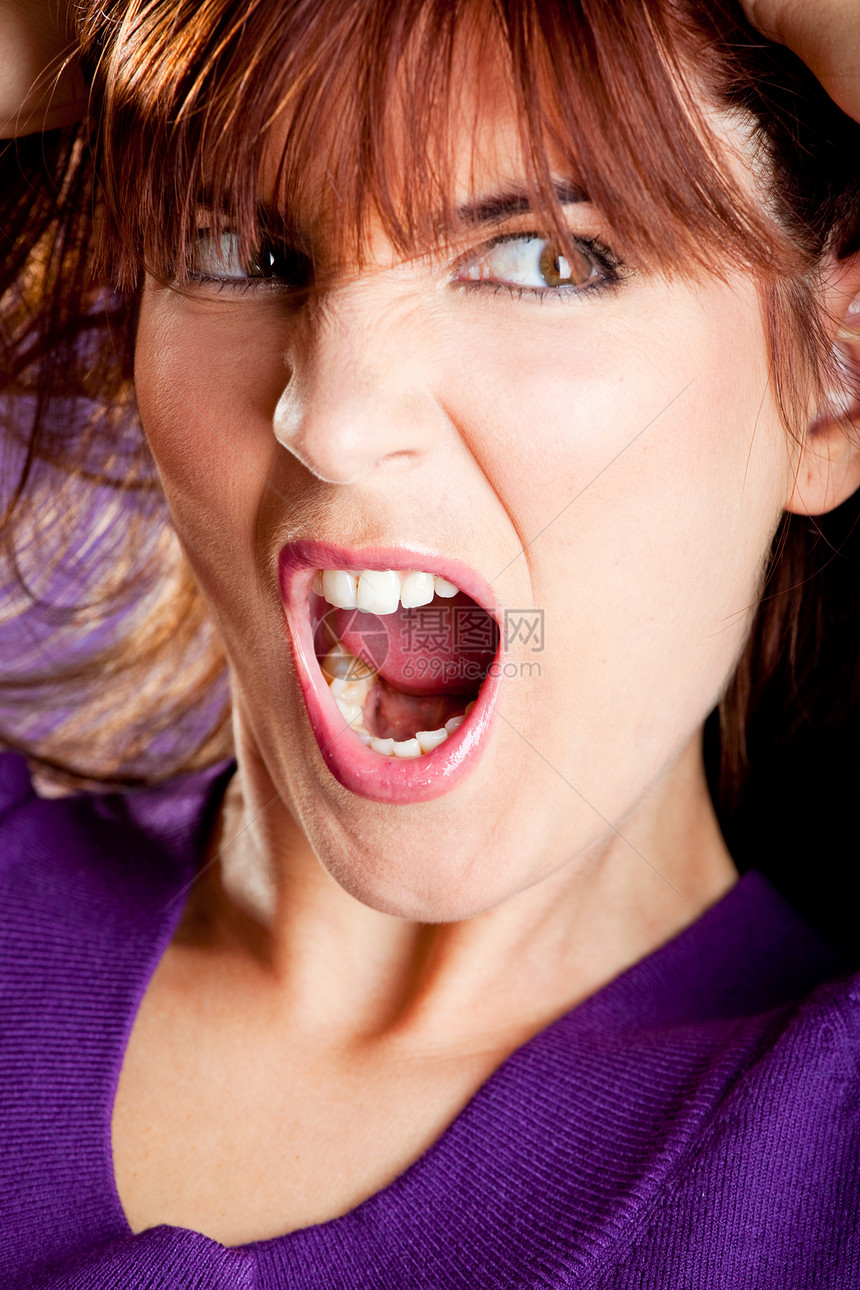 愤怒的女人紫色工作室女孩青年女性眼睛头发成人图片