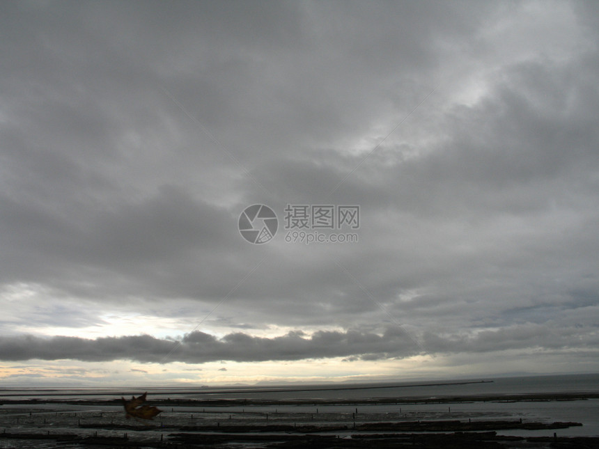 深海和暴风雨的海洋地平线日志风暴木头灰色海景图片