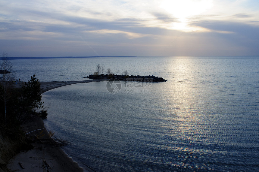 日落在海中阳光海岸蓝色夕阳蓝天天空图片