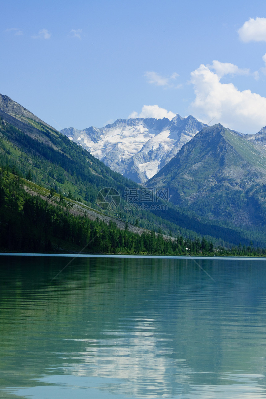 山湖和冰川蓝天木头花朵树木森林海浪草本植物绿色山脉天空图片