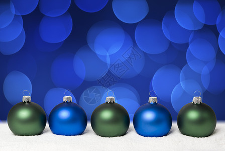 圣诞球白色辉光装饰品微光团体绿色蓝色背景图片