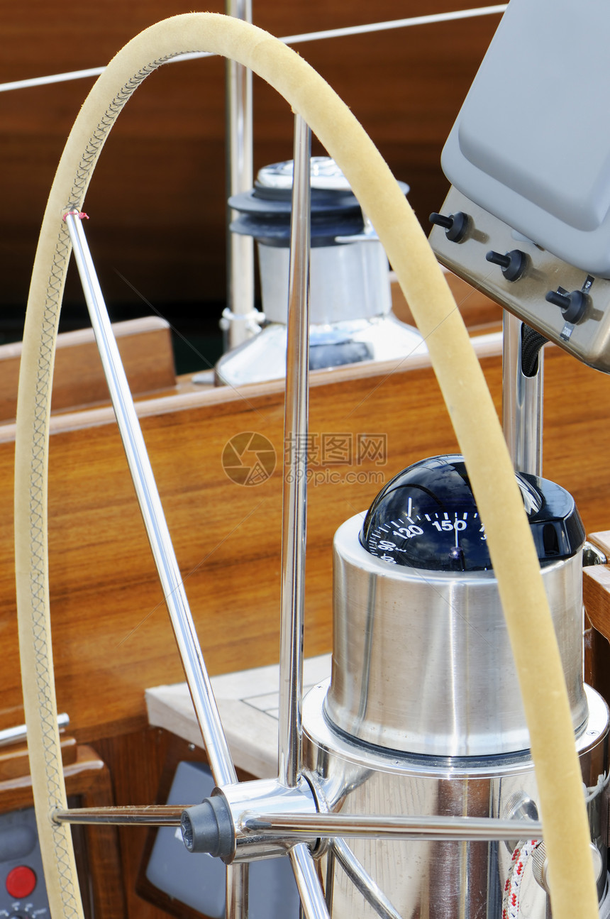 右转和罗盘设备方向盘木头游艇帆船航海航行绞盘甲板运动图片