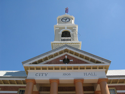市政厅蓝天白色钟楼背景图片