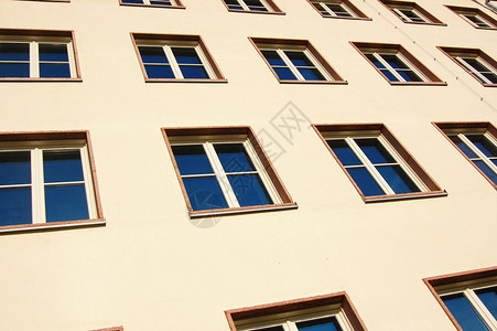 覆层公寓楼的外表建筑办公室蓝色财产窗户反射商业天空建筑学住宅背景