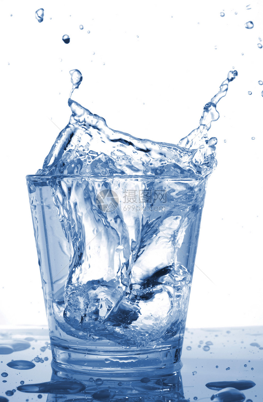 倒水健康蓝色瓶子玻璃食物饮食立方体概念福利白色图片
