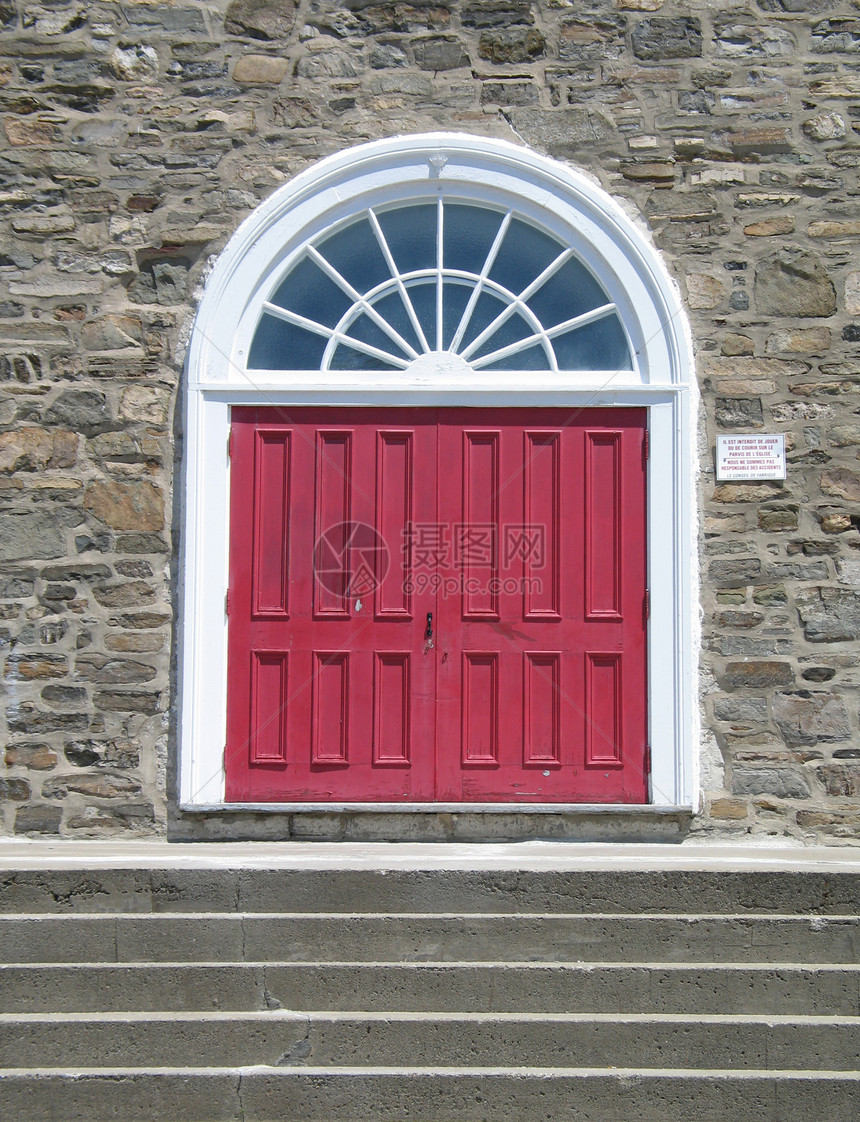 石墙上的红色门宗教楼梯石头脚步白色水泥入口教会图片