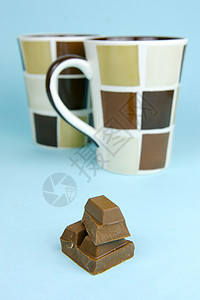咖啡和巧克力糖果积木杯子食物食品蓝色背景图片