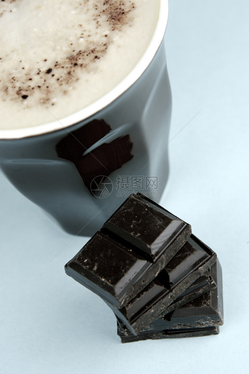 暗巧克力和脱衣裙黑色饮料蓝色拿铁白色杯子巧克力咖啡图片