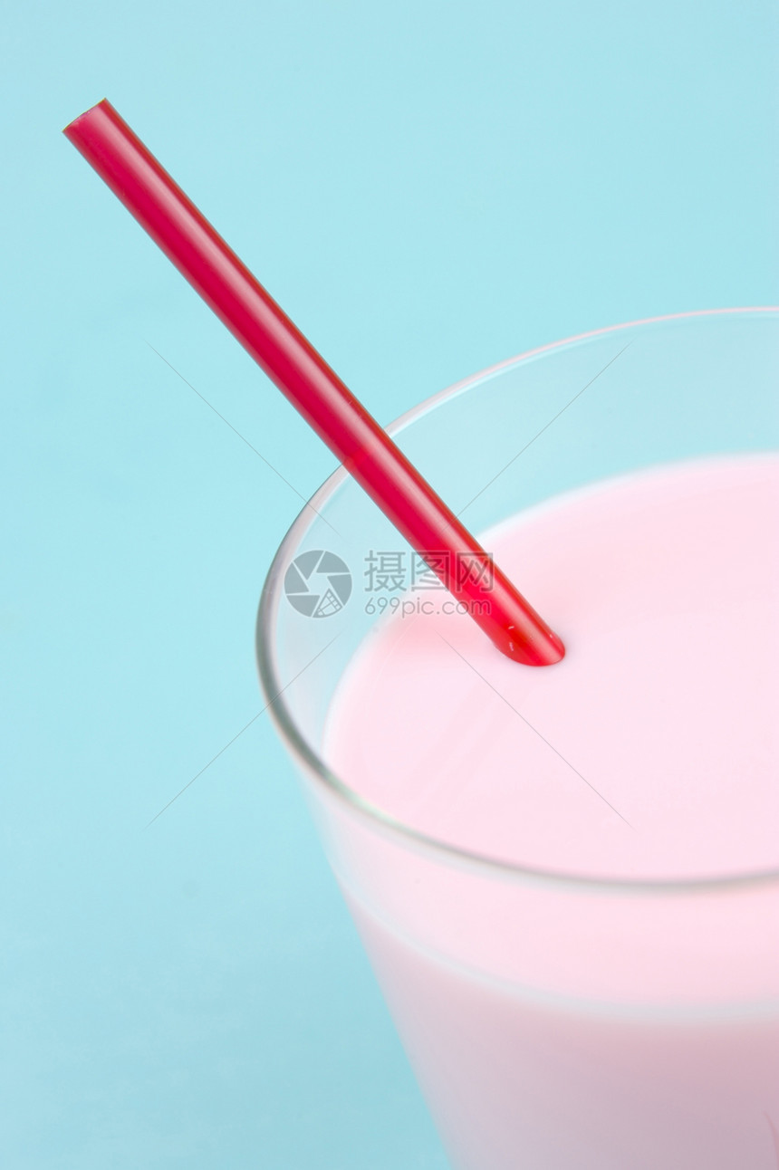 草莓牛奶玻璃奶昔饮料稻草水果眼镜吸管蓝色图片