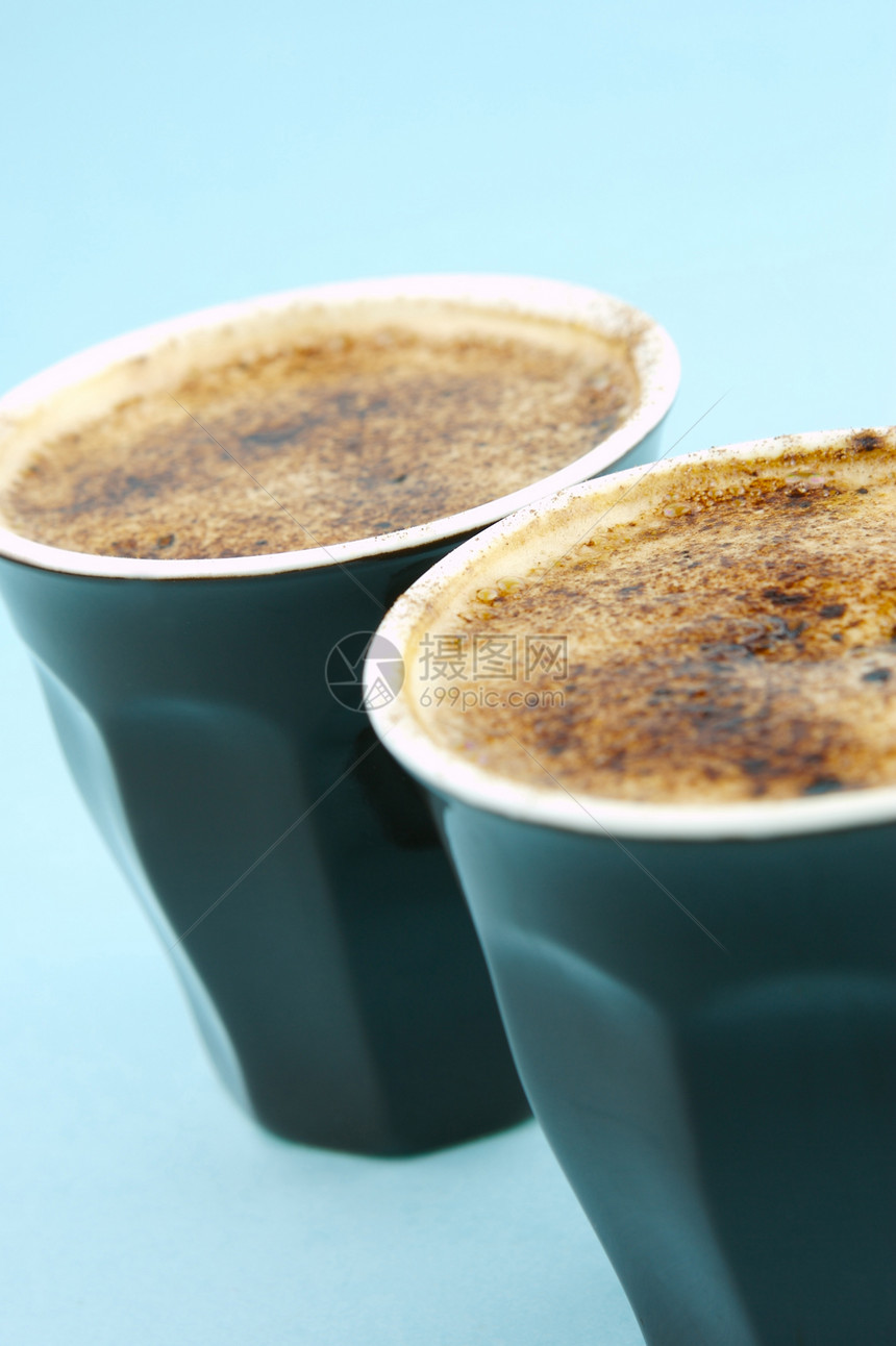 卡布奇诺拿铁巧克力黑色白色咖啡饮料蓝色杯子图片