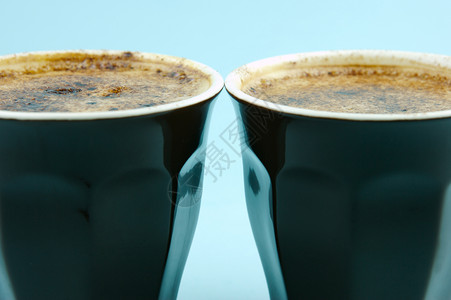 卡布奇诺饮料巧克力咖啡黑色杯子拿铁白色蓝色背景图片