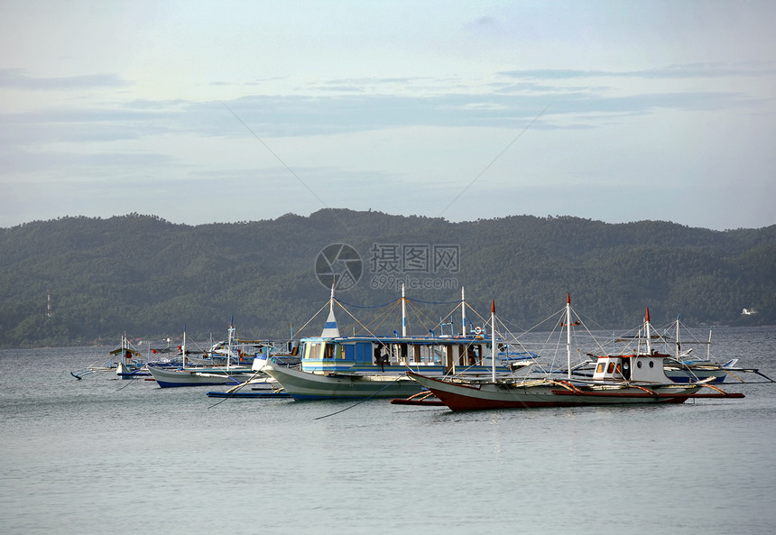 海上船只白色运输海洋潜水热带钓鱼海岸线晴天海滨海浪图片