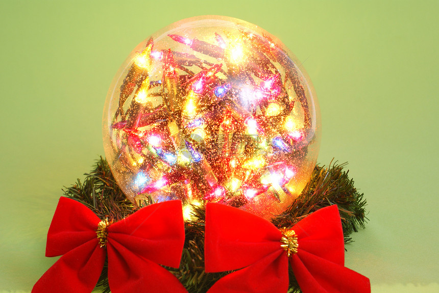 圣诞节装饰丝带绿色松树红色季节玻璃球图片
