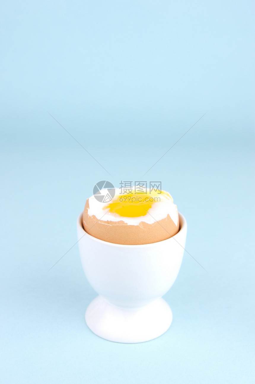 硬锅鸡蛋营养食品黄色健康蛋黄蓝色白色杯子早餐中心图片