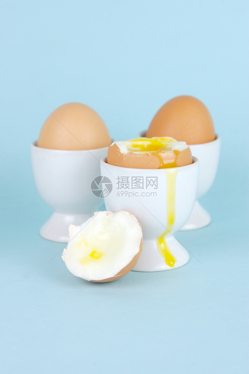 硬锅鸡蛋健康蓝色中心营养黄色杯子食品蛋黄白色早餐图片