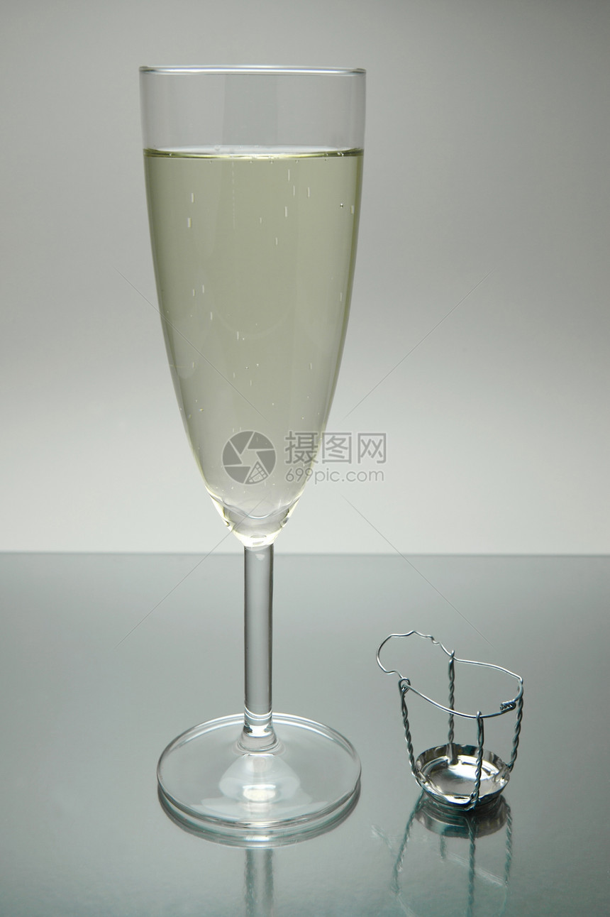 闪耀的葡萄酒玻璃眼镜瓶子派对长笛酒精庆典饮料白色黑色图片