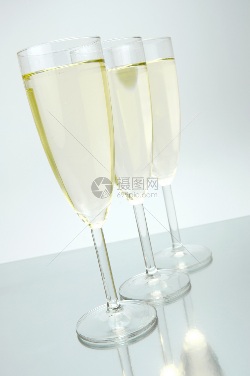 闪耀的葡萄酒玻璃黑色瓶子眼镜白色庆典长笛派对酒精饮料图片