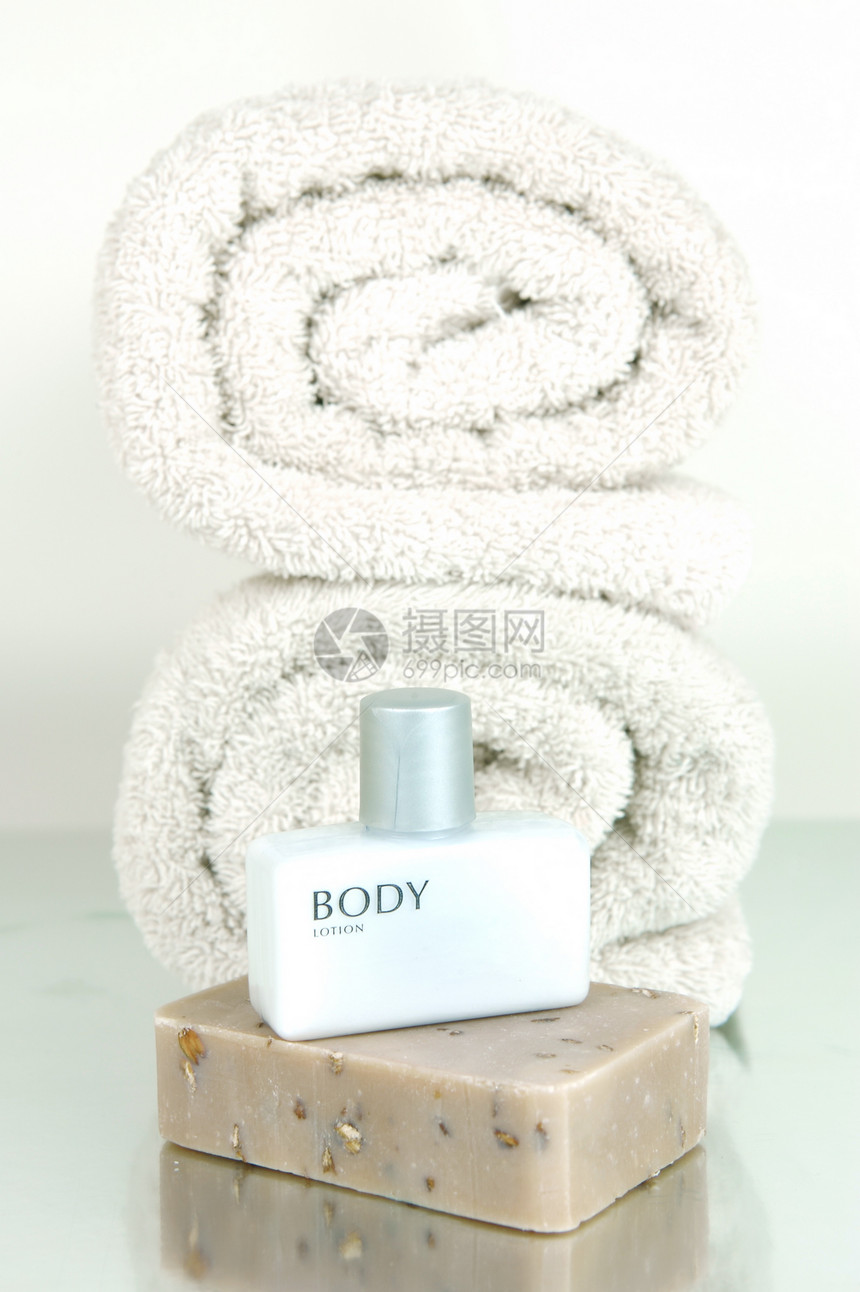 毛发和身体淋浴温泉酒店肥皂白色洗发水瓶子洗澡浴室毛巾图片