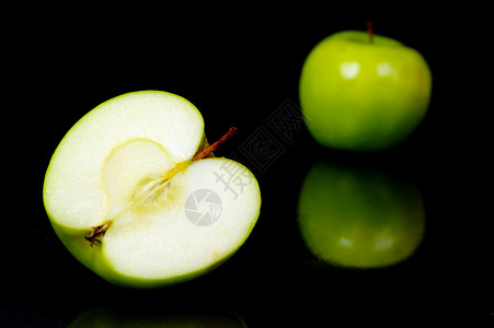 红和绿苹果绿色食物红色黑色背景图片