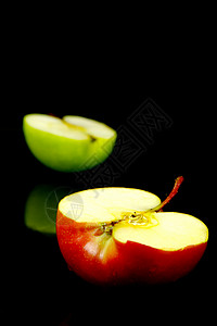 红和绿苹果食物黑色绿色红色背景图片