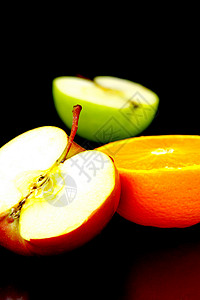 苹果和橙橙子黑色食物绿色红色背景图片