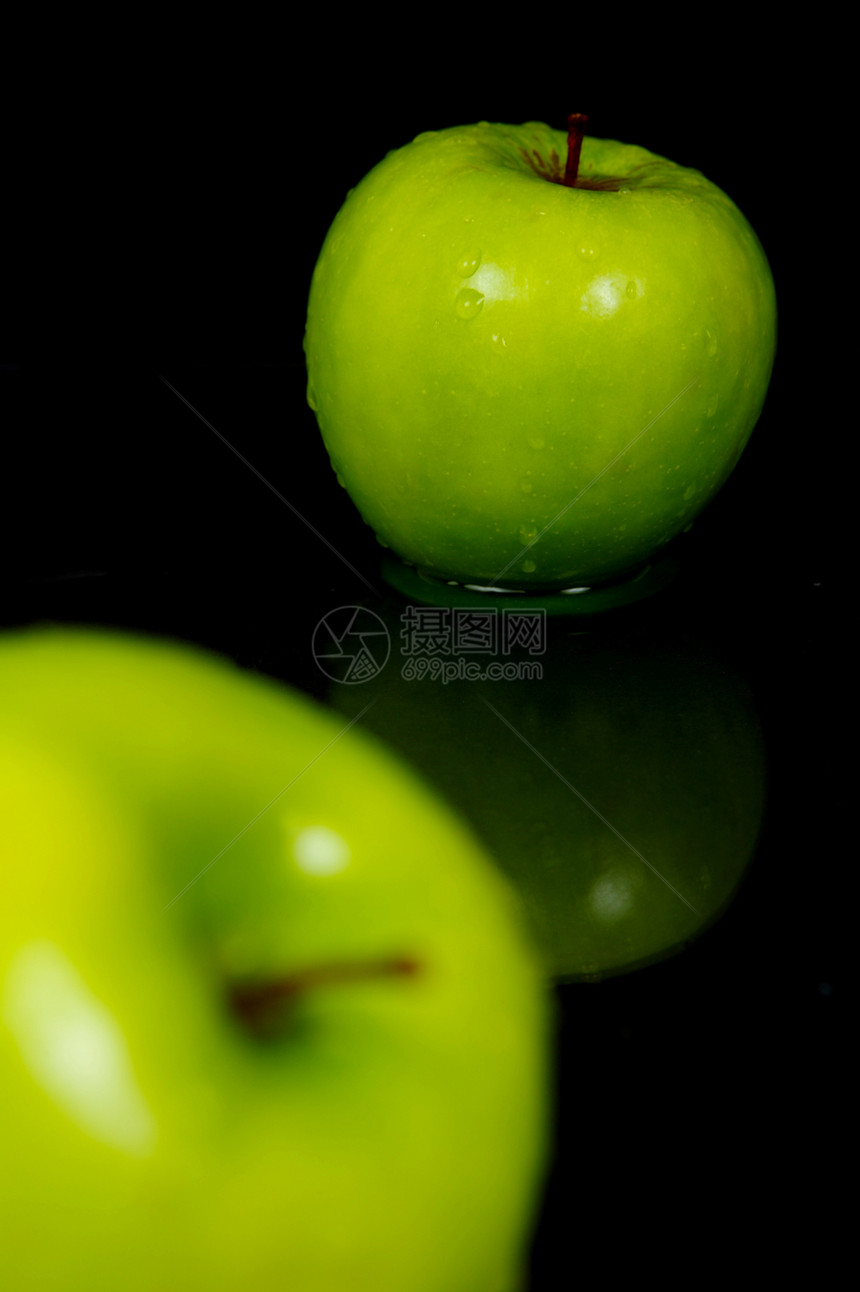 绿色苹果黑色食物图片