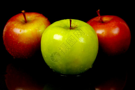 红和绿苹果黑色红色绿色食物背景图片