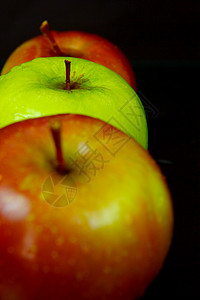 红和绿苹果红色食物黑色绿色背景图片