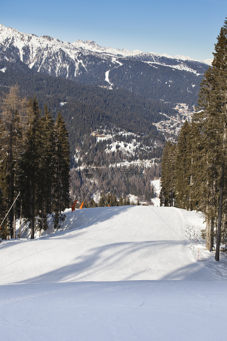 冬季风景晴天全景爬坡森林天空顶峰山脉滑雪蓝色冻结图片