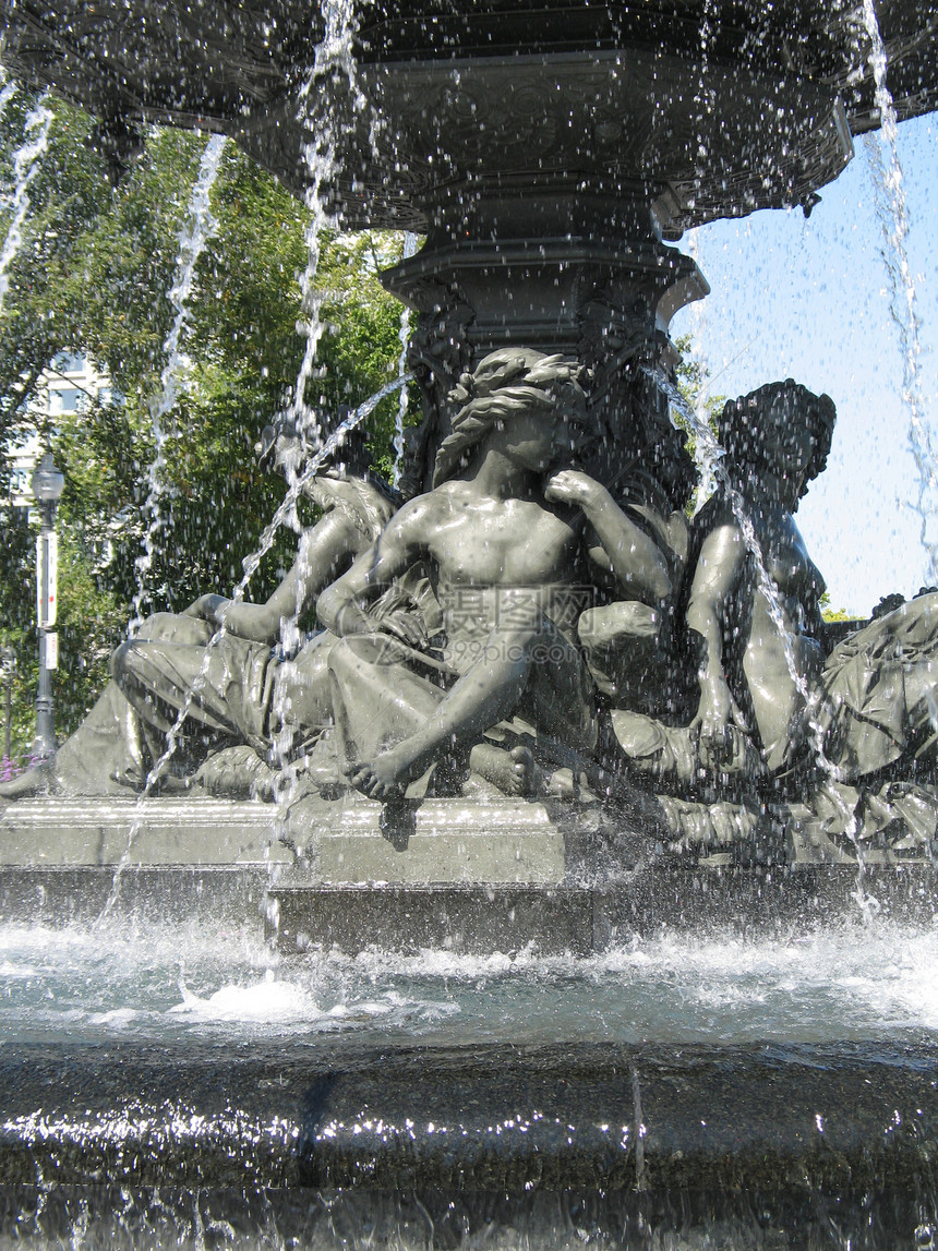 公园中的泉水喷泉阴影喷射金属灰色天空瀑布雕塑图片