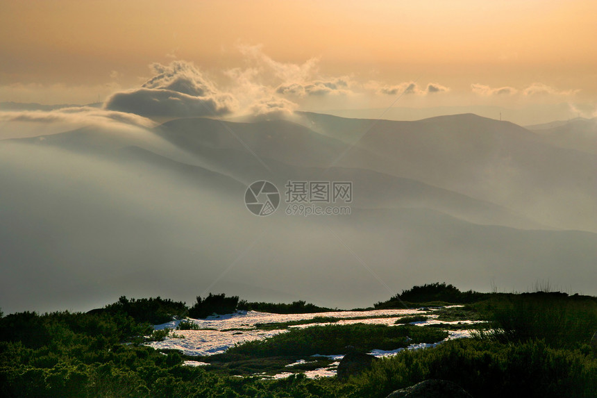 冬季风景粉末天空滑雪山脉岩石季节蓝色冻结旅行远足图片