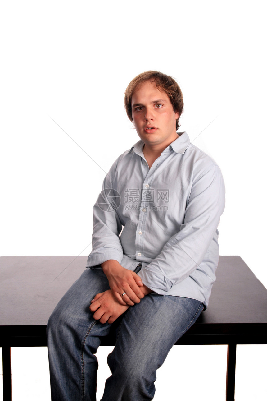 临时青年男子肖像男人情感情绪头发白色理发发型男性衬衫爆头图片