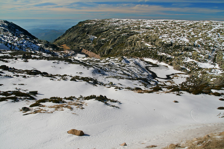 冬季风景远景山脉远足季节滑雪天空栅栏粉末蓝色冻结图片