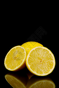 柠檬水果中心黑色背景图片