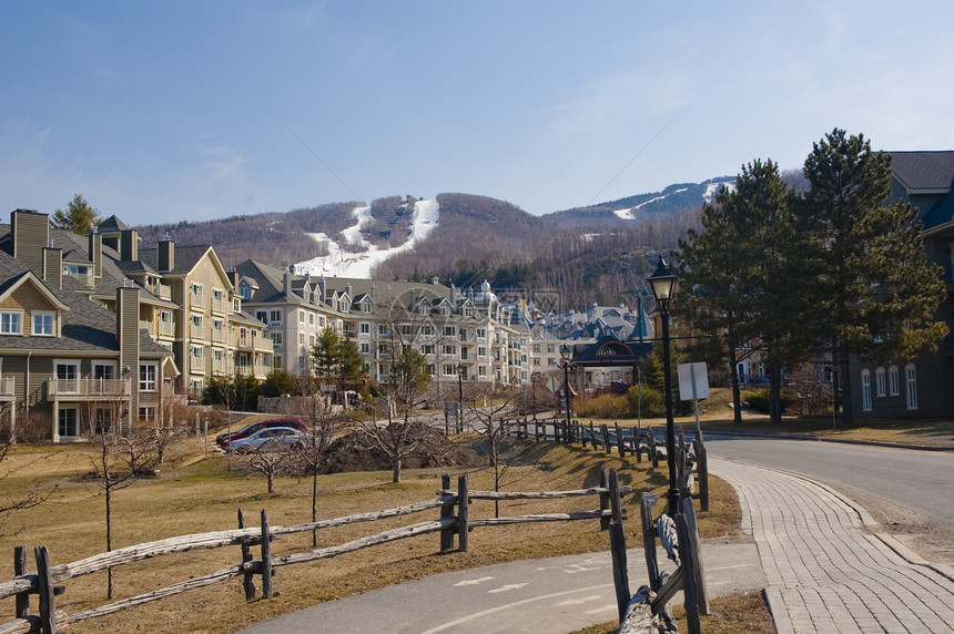 滑雪村房子蓝色天空建筑滑雪公园山脉村庄城市小木屋图片