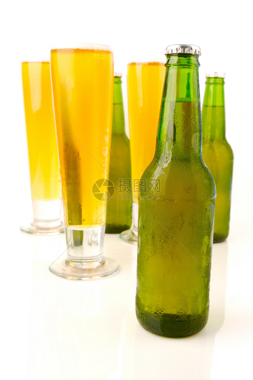 冷啤酒酒精饮料玻璃金子白色排列脖子绿色气泡背光图片