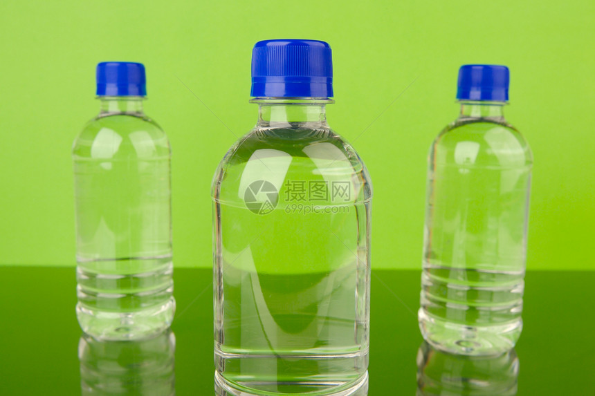 瓶装水绿色环境淬火行星瓶子塑料生态口渴图片